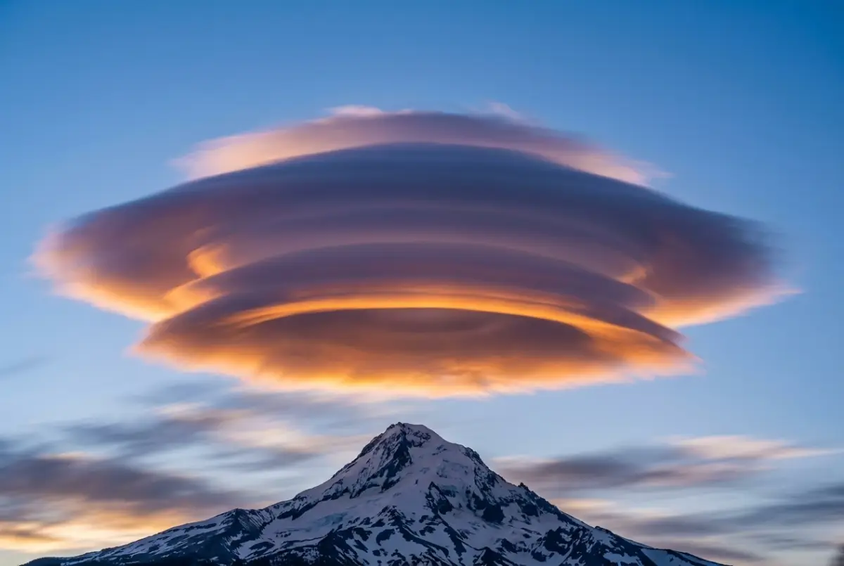The Architect of the Sky: A Multi-Layered Lenticular Cloud at Sunset