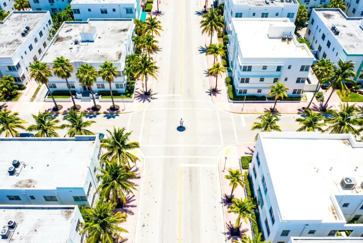 The Zero Shadow Moment: A City Under the Vertical Sun